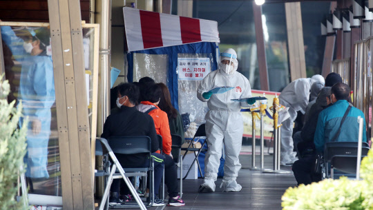 11일 서울 송파구보건소 선별진료소에서 시민들이 코로나19 검사 대기 중이다. (연합뉴스)